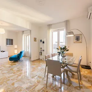 Apartment Roommo Artisti